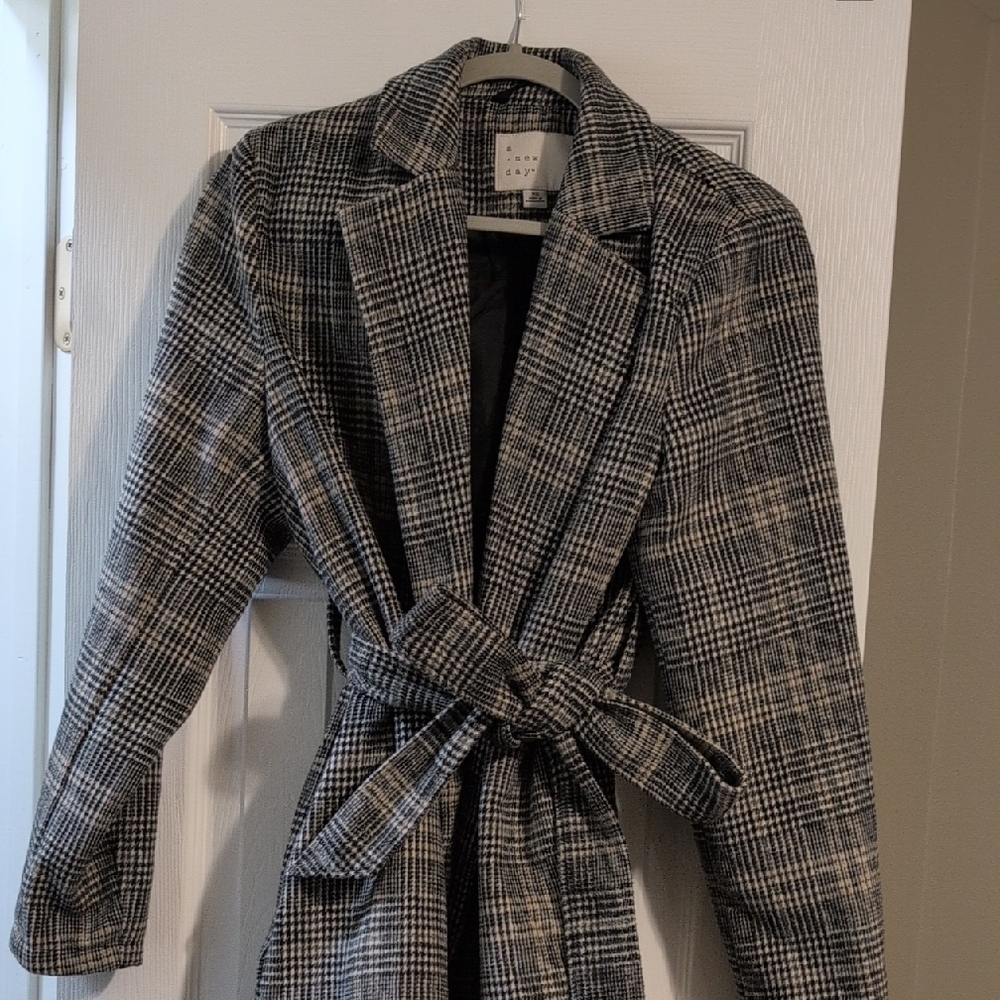 Trench Coat with Belted Waist and Wide Lapels